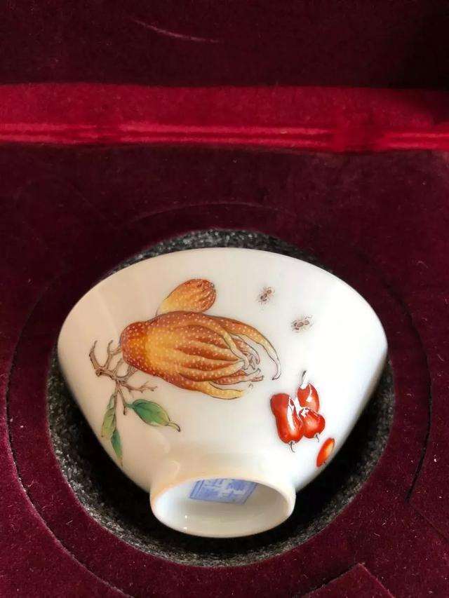 清雍正瓷胎堆彩画珐琅与平彩画珐琅的区别
