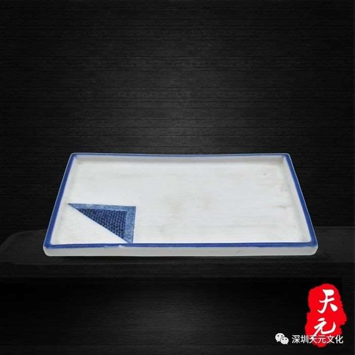 嘉祥款暗刻纹三角青花四方盘